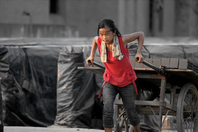 china-poor-rural-girl-03-pulling-cart.jpg