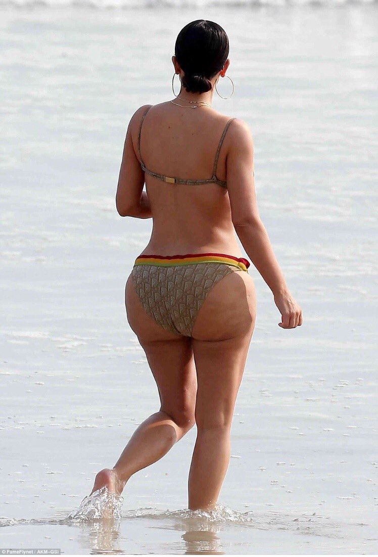 Kim Kardashian Showed Off Some New Photos of Herself in Mexico ...