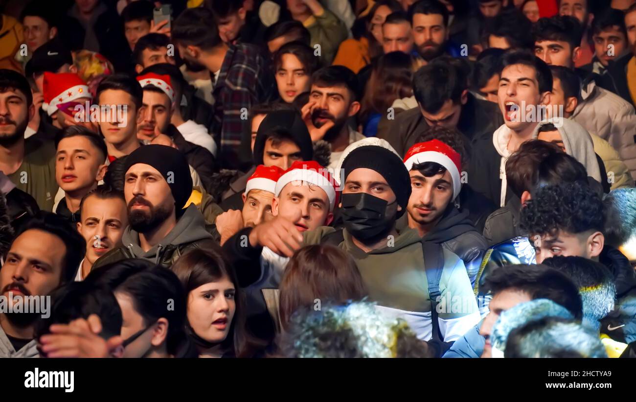 izmir-turkey-31st-dec-2021-crowded-people-celebrated-new-years-eve-with-the-music-and-laser-show-entertainment-by-izmir-municipality-and-have-welcomed-2022-in-cumhuriyet-square-in-izmir-photo-by-idil-toffolopacific-press-credit-pacific-press-media-production-corpalamy-live-news-2HCTYA9.jpg