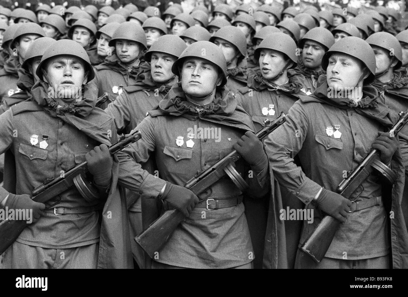 soviet-soldiers-in-wwii-uniform-parade-in-the-red-square-on-the-occasion-B93FK8.jpg
