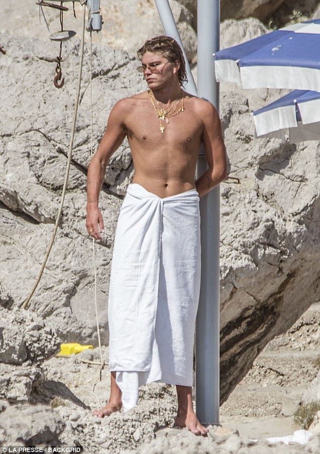 Shirtless Jordan Barrett flashes svelte physique as he strips down to just  a towel in Capri | Daily Mail Online